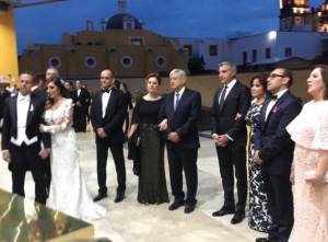 VIDEO Y FOTOS. AMLO y Gali acuden a la boda de César Yáñez en Puebla