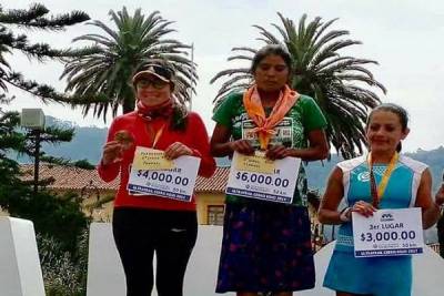 Mujer tarahumara gana ultramaratón en Puebla; corrió sin equipo deportivo