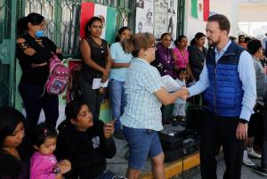 Alcalde de Puebla entrega nuevos sanitarios de la primaria Hermanos Serdán