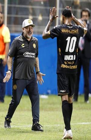 Maradona debuta con goleada como DT de Dorados de Sinaloa