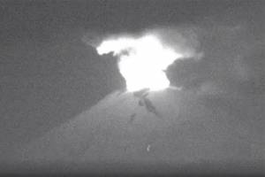 VIDEO: ¿Qué será esa luz? Graban objeto luminoso en el cráter del Popocatépetl