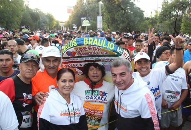 Dinorah López y Tony Gali dieron el banderazo de salida al Maratón Internacional Puebla 2018