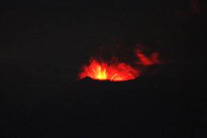 Popocatépetl arroja material incandescente, llega a 1 km del cráter: Cenapred