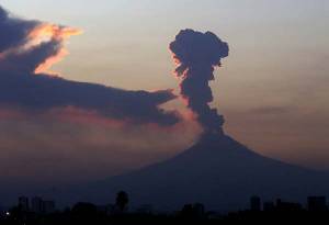 Popocatépetl lanza columna eruptiva de 4 km; cae ceniza en Atlixco