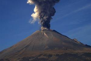 Popocatépetl amanece inquieto este jueves y lanza tres fumarolas de 2 km de altura