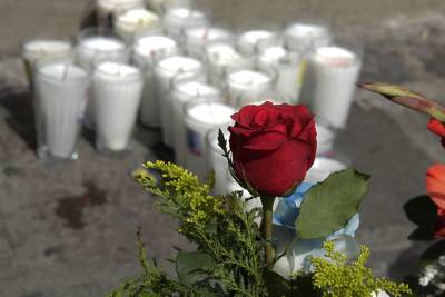FOTOS: Rinden homenaje a universitarios fallecidos en la Prepa Lázaro Cárdenas