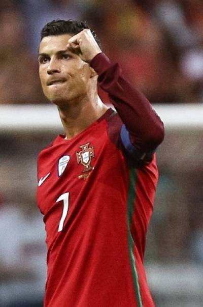 Cristiano Ronaldo anotó triplete en goleada 5-1 sobre Islas Faroe