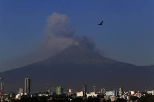 VIDEO: Popocatépetl mantiene emisiones de hasta un kilómetro de altura