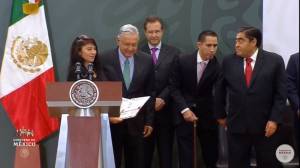 AMLO arranca en Puebla dotación de recursos para obras en escuelas