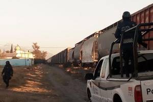 Intentaron atracar tren cementero en Tepeaca; Policía Auxiliar retiró barricada