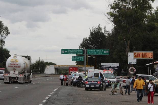 Atracan y golpean a empleados de negocio en la autopista México-Puebla