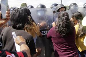 Habitantes de Cacalotepec cierran la Vía Atlixcáyotl, exigen obra pública