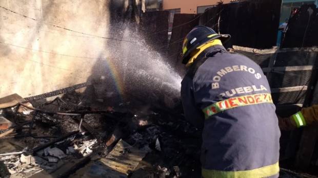 Rescatan a adulto mayor de incendio en vivienda de Lomas 5 de Mayo