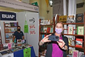 Esposa de AMLO visita la Feria del Libro de la BUAP