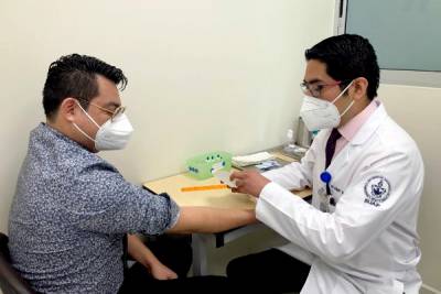 Servicio de Alergia del HUP analiza sensibilidad de pacientes alérgicos a biológicos contra COVID