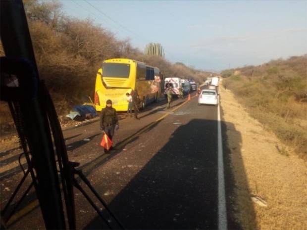 Mueren 10 personas en choque de autobús en Petlalcingo
