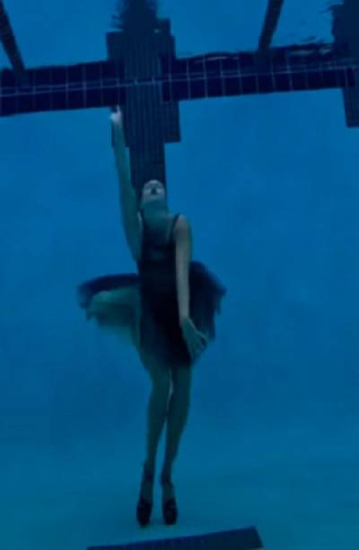 VIDEO: Campeona de nado sincronizado emula baile de Merlina bajo el agua