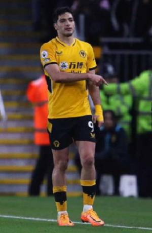 Raúl Jiménez es expulsado en derrota de Wolves 2-3 ante Leeds United