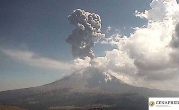 Volcán Popocatépetl emitió fumarola de 2 mil metros de altura