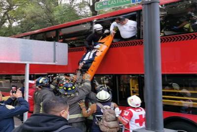 Van 85 hospitalizados por colisión de Metrobús y camión en CDMX