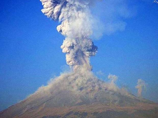Hasta 3 metros de altura alcanzó columna de ceniza del volcán Popocatépetl