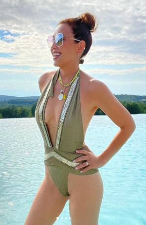 Thalía enamora a sus fans luciendo bikini en redes sociales
