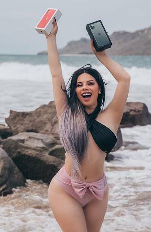 Lizbeth Rodríguez cautivó cantando Azul en bikini