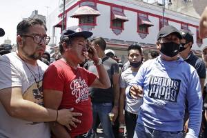 FOTOS: A palos, pedradas y machetes se enfrentan ambulantes en el centro de Puebla