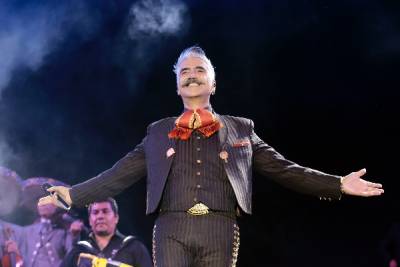 VIDEO y FOTOS: Alejandro Fernández pone a cantar a sus fans en el Teatro del Pueblo de la Feria de Puebla