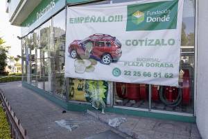 FOTOS: Dan cristalazo a casa de empeño en Plaza Dorada