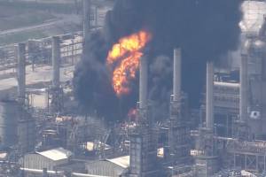VIDEO: Se registra incendio y explosión en refinería de Pemex en Texas
