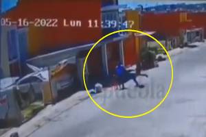 VIDEO: Sujeto golpea a una mujer que caminaba con su hija en Cuautlancingo