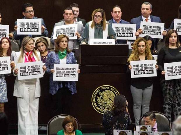 Diputadas protestan contra Morena por extinguir guarderías, en el Día Internacional de la Mujer