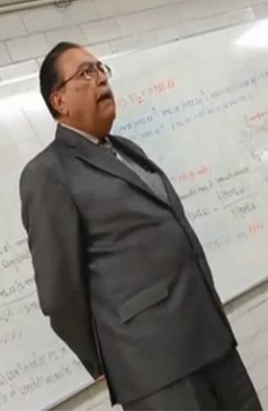Profesor del IPN se viralizó al rendir homenaje a José José en clase