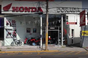 Cristalazo a agencia de motocicletas Honda Plaza Dorada