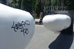 VIDEO: Vandalizan &quot;Tú&quot;, la escultura de José Rivelino, en el zócalo de Puebla