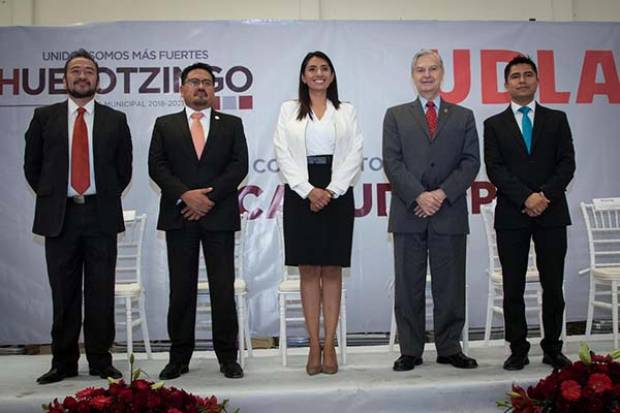 Ayuntamiento de Huejotzingo firma convenio con la UDLAP para beneficiar a 13 estudiantes con becas