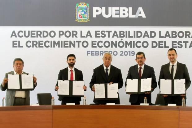 Firman acuerdo para estabilidad laboral en Puebla