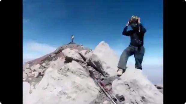 Tres jóvenes escalan el Popocatépetl y graban actividad en el cráter