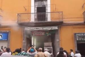 Se registra incendio en la taquería Las Ranas del centro de Puebla