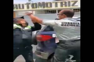 VIDEO: Falso elemento de GN agrede a tránsitos de SSC Puebla por infraccionarlo