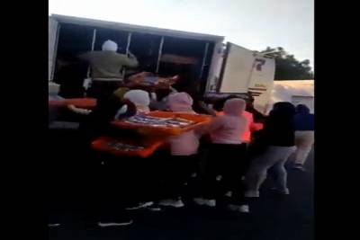 VIDEO: Normalistas de Amilcingo saquean camión de Bimbo en Jantetelco, Morelos