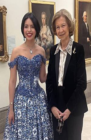 Ángela Aguilar presume foto con la reina Sofía, pero...