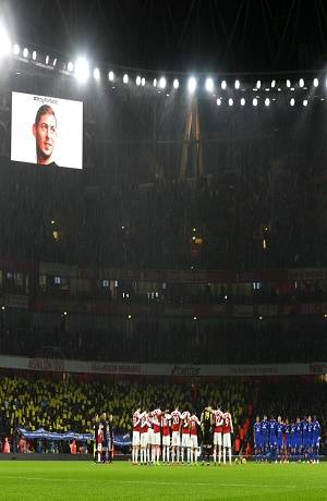 Arsenal y Cardiff City rinden homenaje a Emiliano Sala
