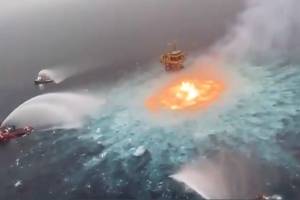 VIDEO: Explota línea submarina de PEMEX en Campeche