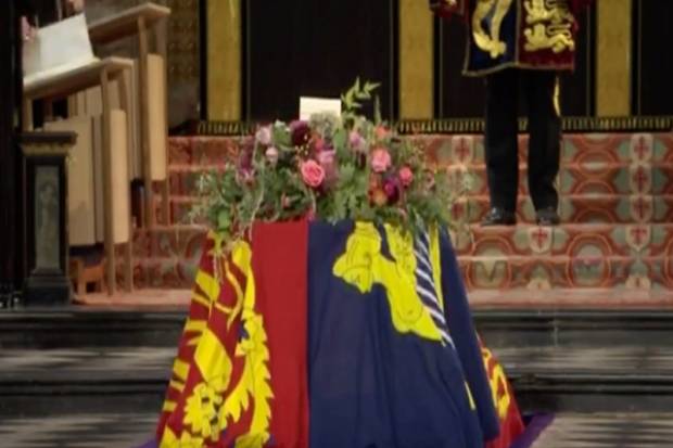 Colocan restos de la reina Isabel II en la bóveda real y dan el último adiós