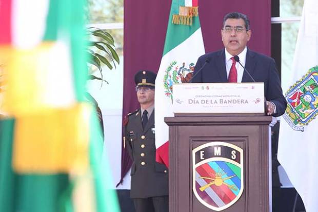 Gobernador de Puebla encabezó ceremonia por el Día de la Bandera