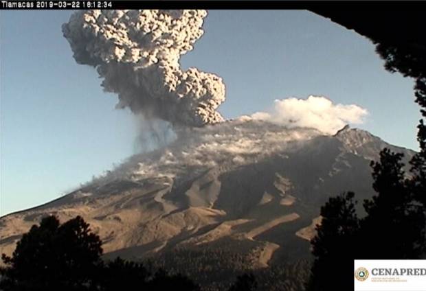 VIDEO. Explosión en el Popocatépetl, lanza material a 1 kilómetro del cráter