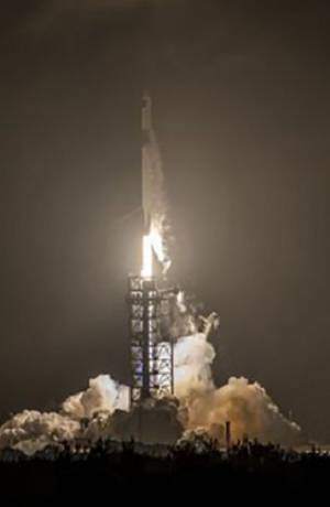SpaceX lanza cohete con regalos navideños para la Estación Espacial Internacional