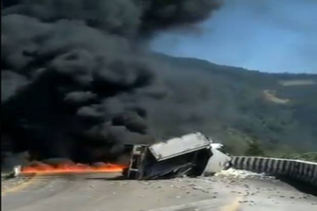 Explosión de un tráiler provocó cierre de la autopista Puebla-Orizaba